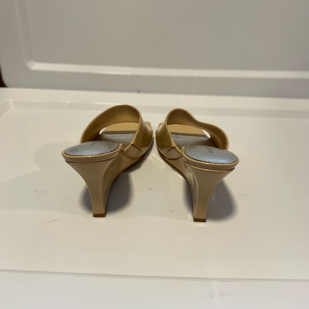 Sleek Marc Fisher Rollo Wedge Sandals in cream color, Quiet Luxury Size 7.5 - Picture 4 of 5